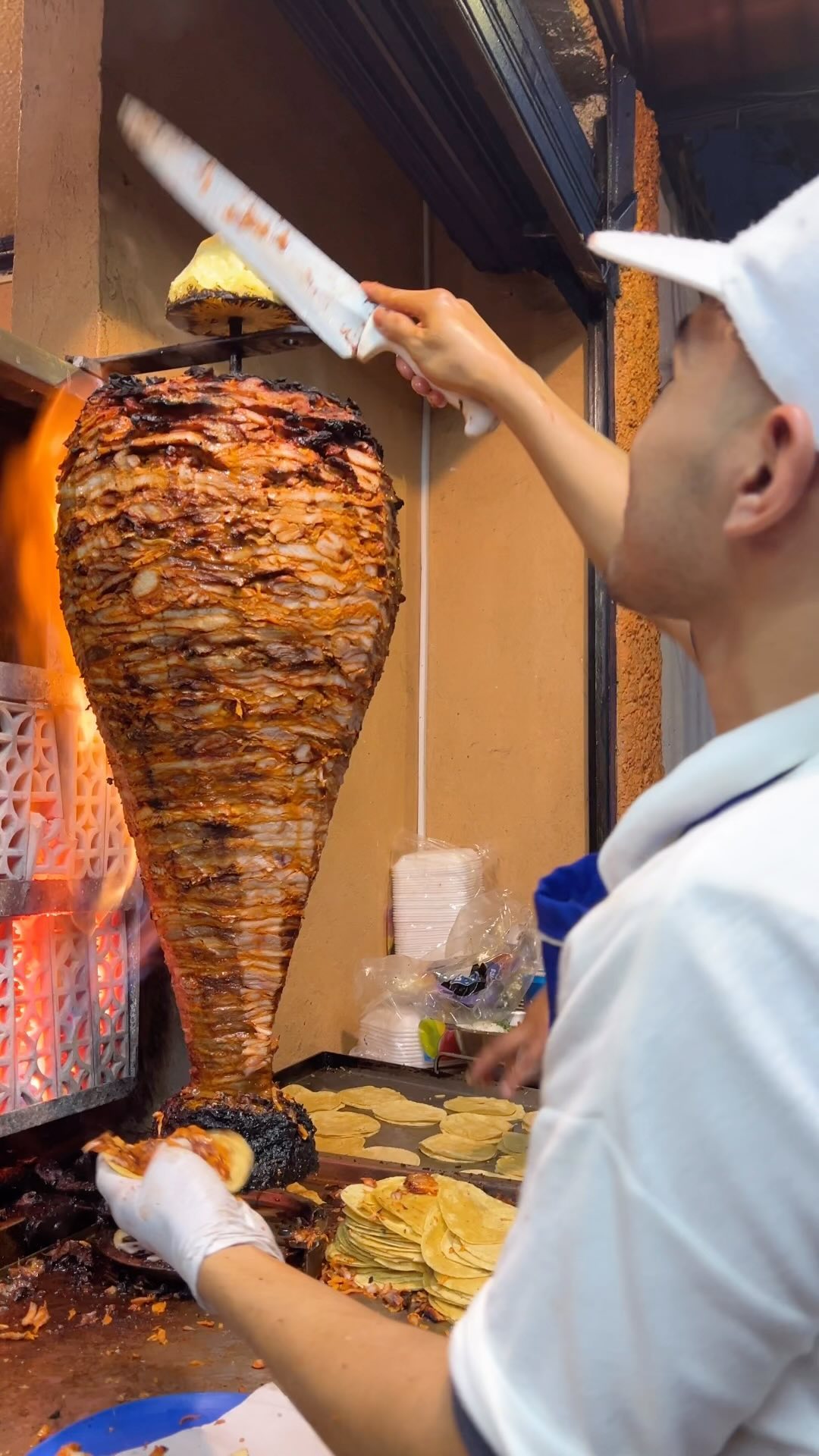 The pineapple flick is important @tacoscharlyoficial. #tacos #tactrail #trompo #tacosalpastor #mexicocity #cdmx