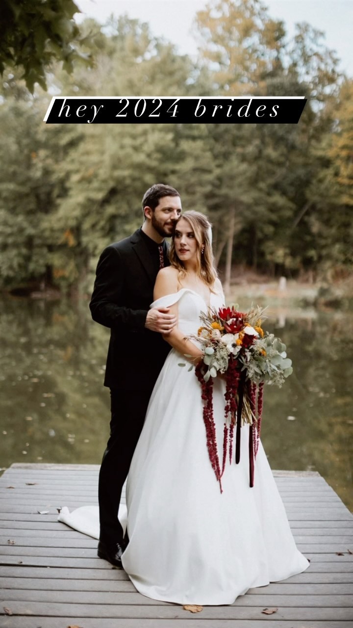 Recently engaged this holiday season?💍 Schedule your free inital consultation today! Our team of trained floral consulta