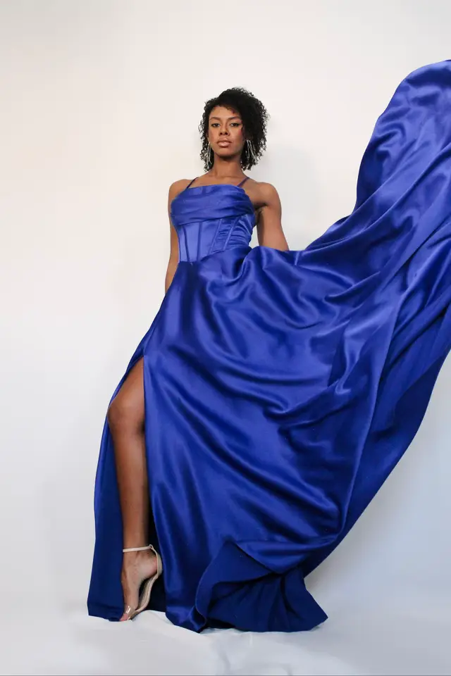 O modelo ideal para quem busca elegância e sofisticação. Opção impecável para madrinhas e formandas. SHINE - O ESPAÇO QU