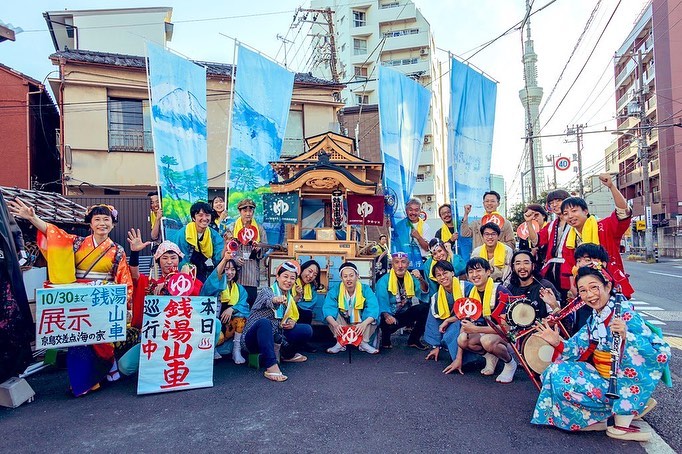 10/22すみだ向島EXPO銭湯山車巡行!
キラキラ橘商店街を抜け
#電気湯♨️まで💨界隈の皆さまがともかくあたたかい✨短いけれど濃密な巡行でした🎶#チンドンあづまや さんの生演奏がまた最高🎶銭湯の存在感をアピールできました!photo:J