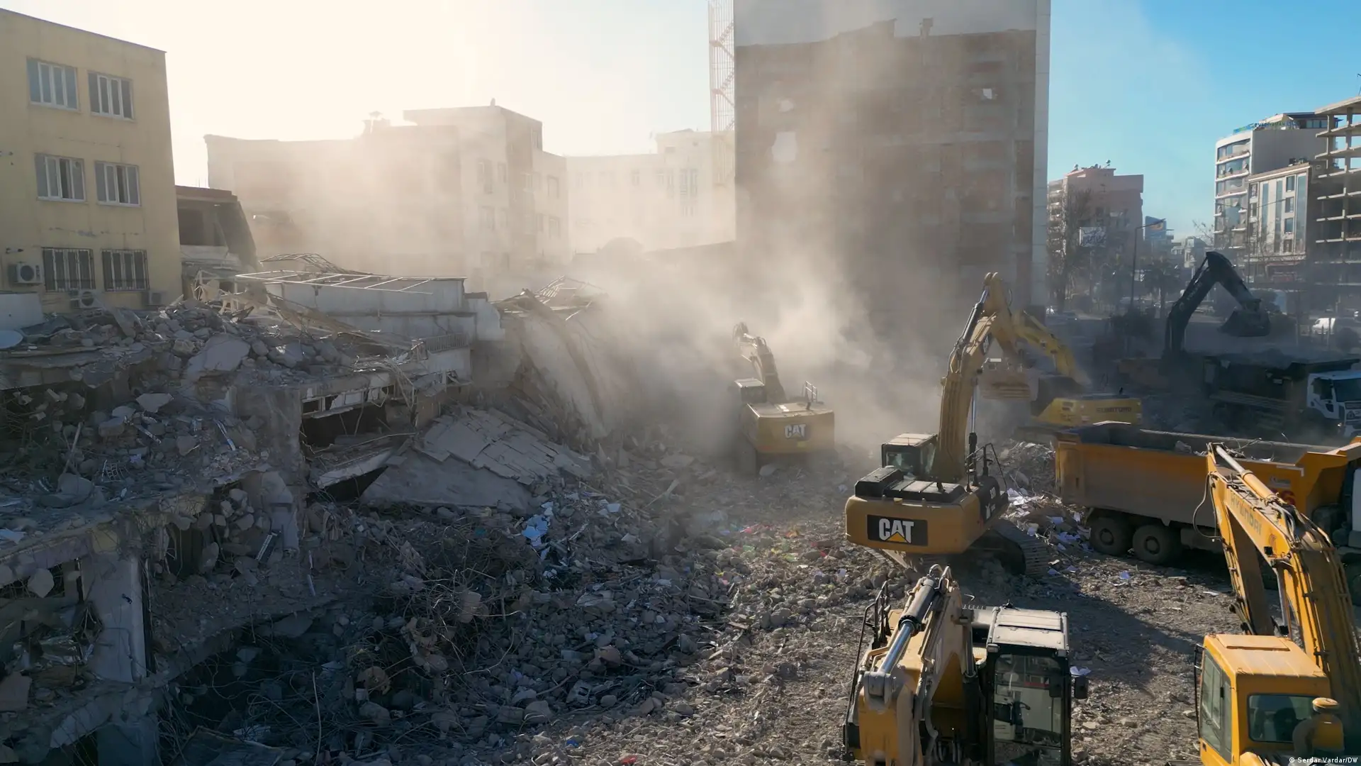 DW exclusive: Asbestos lurks in Turkey's earthquake zone thumbnail