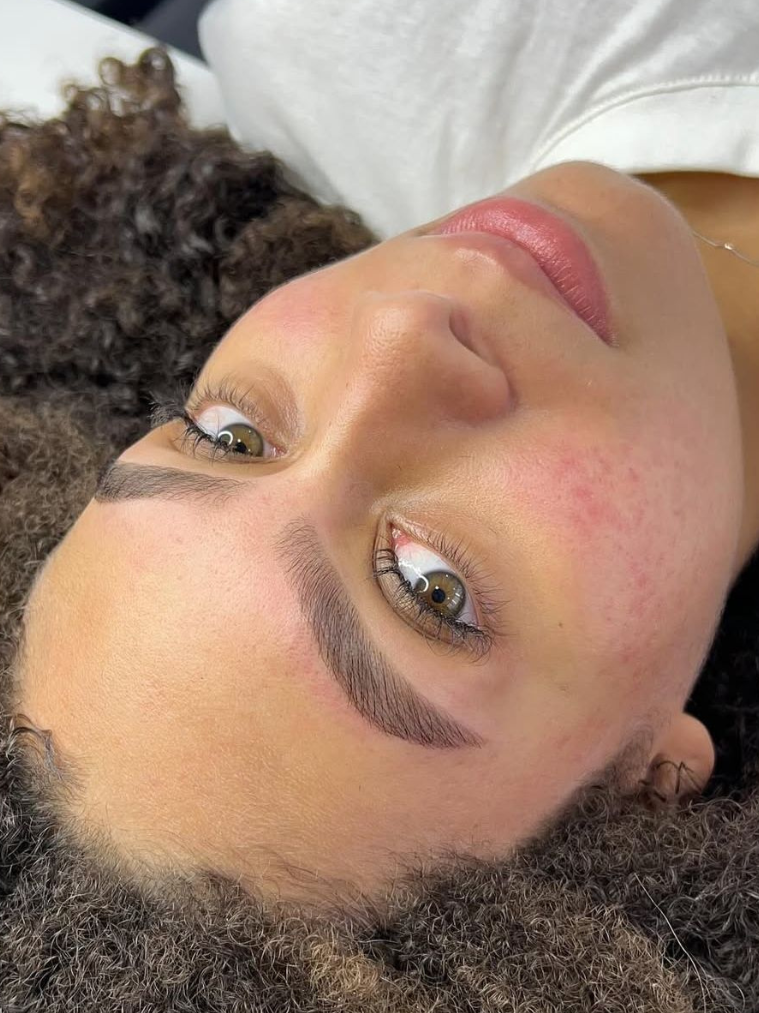 Design de Sobrancelhas com Henna thumbnail