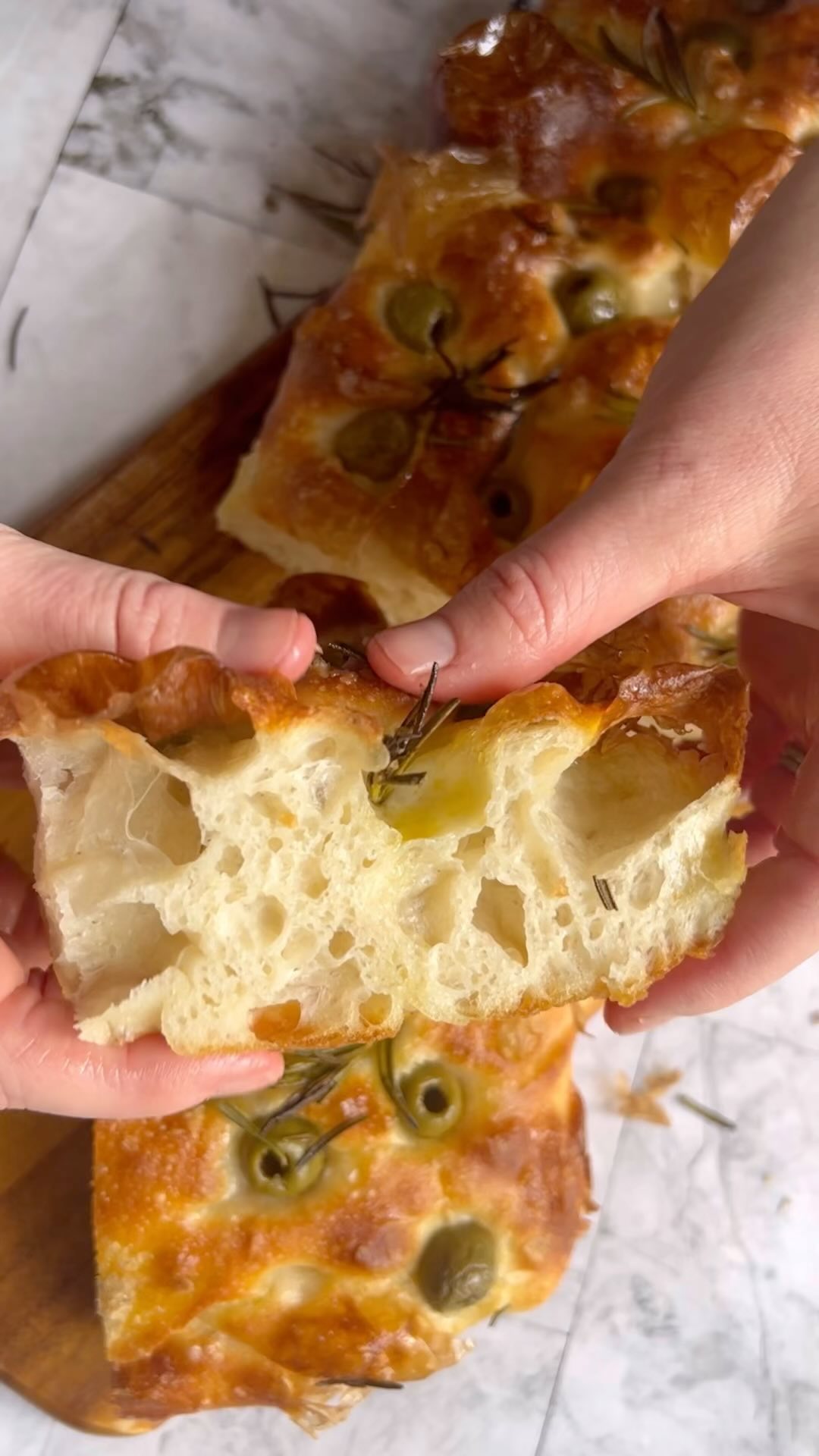 ✨Overnight Focaccia ✨

I reshare this recipe 1-2x a year because so many of you request the it on a daily basis!  It is 