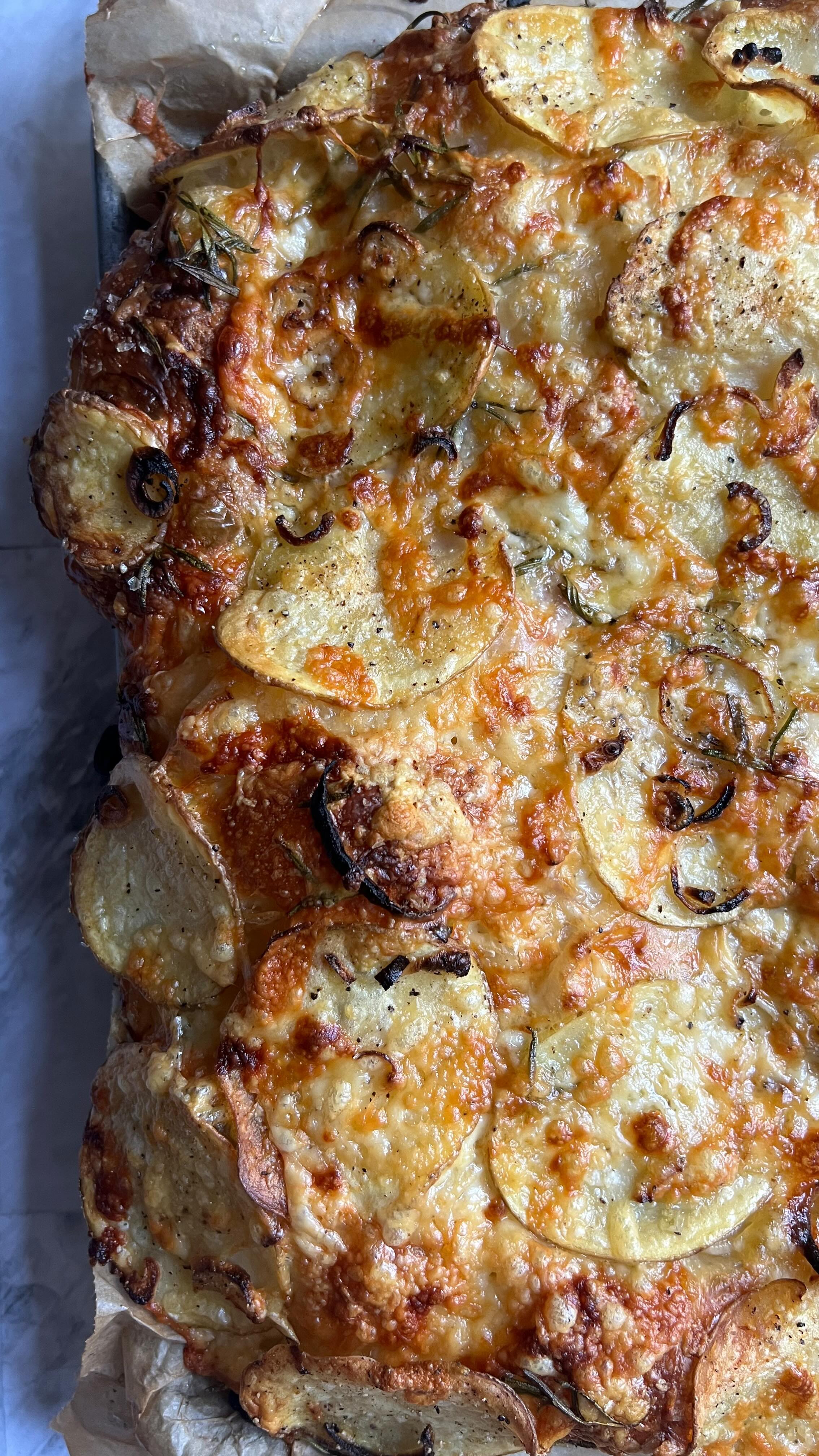 This Focaccia au Gratin is THE ONE. Why have carbs when you can have carbs ON carbs?! The perfect autumnal bake to cozy 