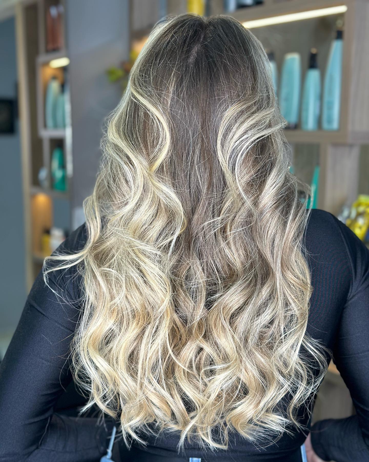 Tendências para você que quer realçar a beleza do seu cabelo e mudar, as mechas do estilo contorno ajudam a emoldurar o 