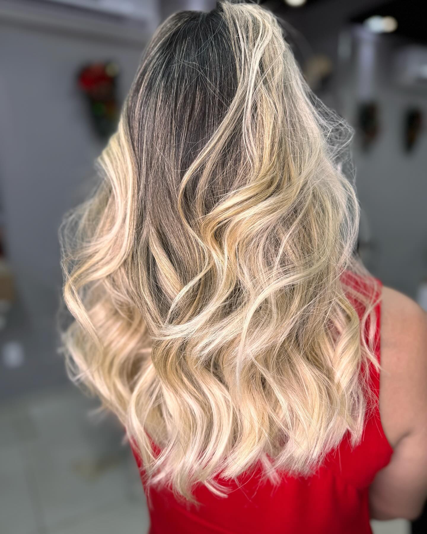 Elegância é bom gosto definem esse loiro que acabou de ficar pronto, loiro no tom Vanilla, com raiz esfumada e contorno 