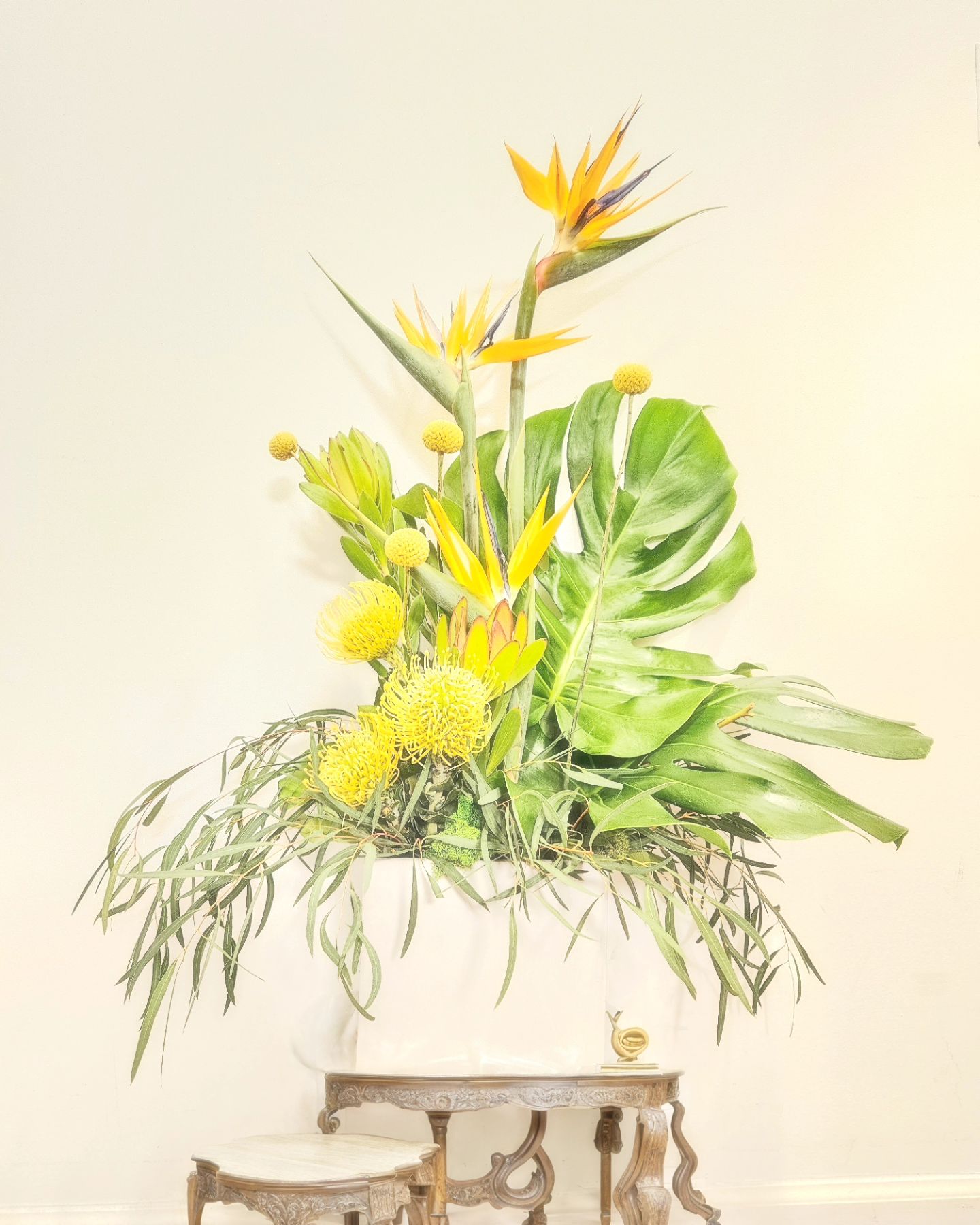 Tropical Arrangement 🤩

#flowers #flowerdesign #flowerarrangement 
#tropical #orang