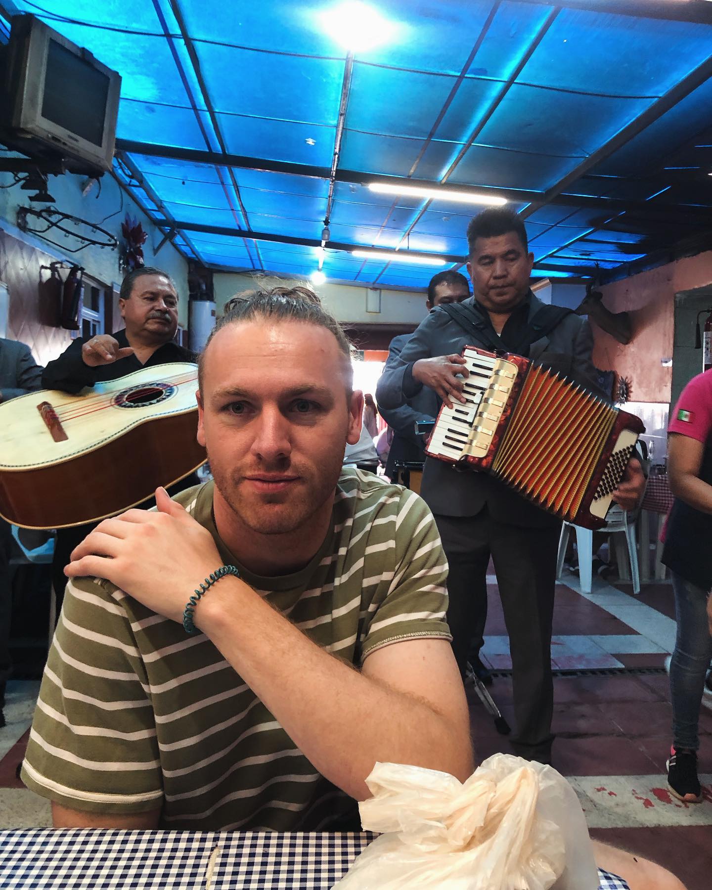 Having barbacoa breakfast at the best spot in Mexico City. Enjoy this incredible experience. / Desayunando barbacoa en l