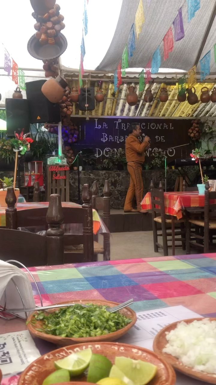 ¡Despierta tus sentidos en Xochimilco! Disfruta un desayuno único con música en vivo y un ambiente vibrante. ¡Reserva ah