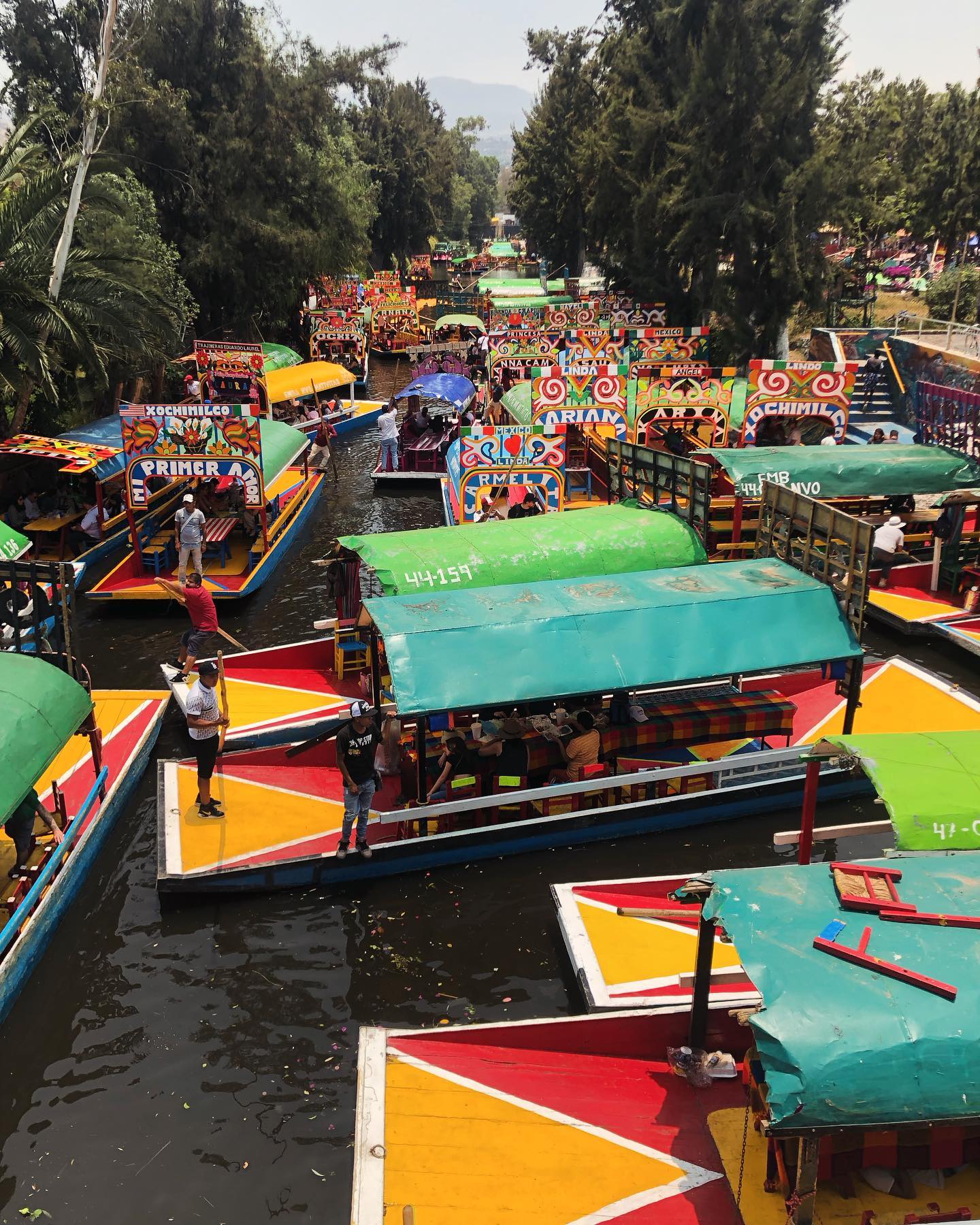 The Xochimilco canal, living history. / El canal de Xochimilco, historia viva.
#alohacdmx #xochimilco #canaldexochimilc