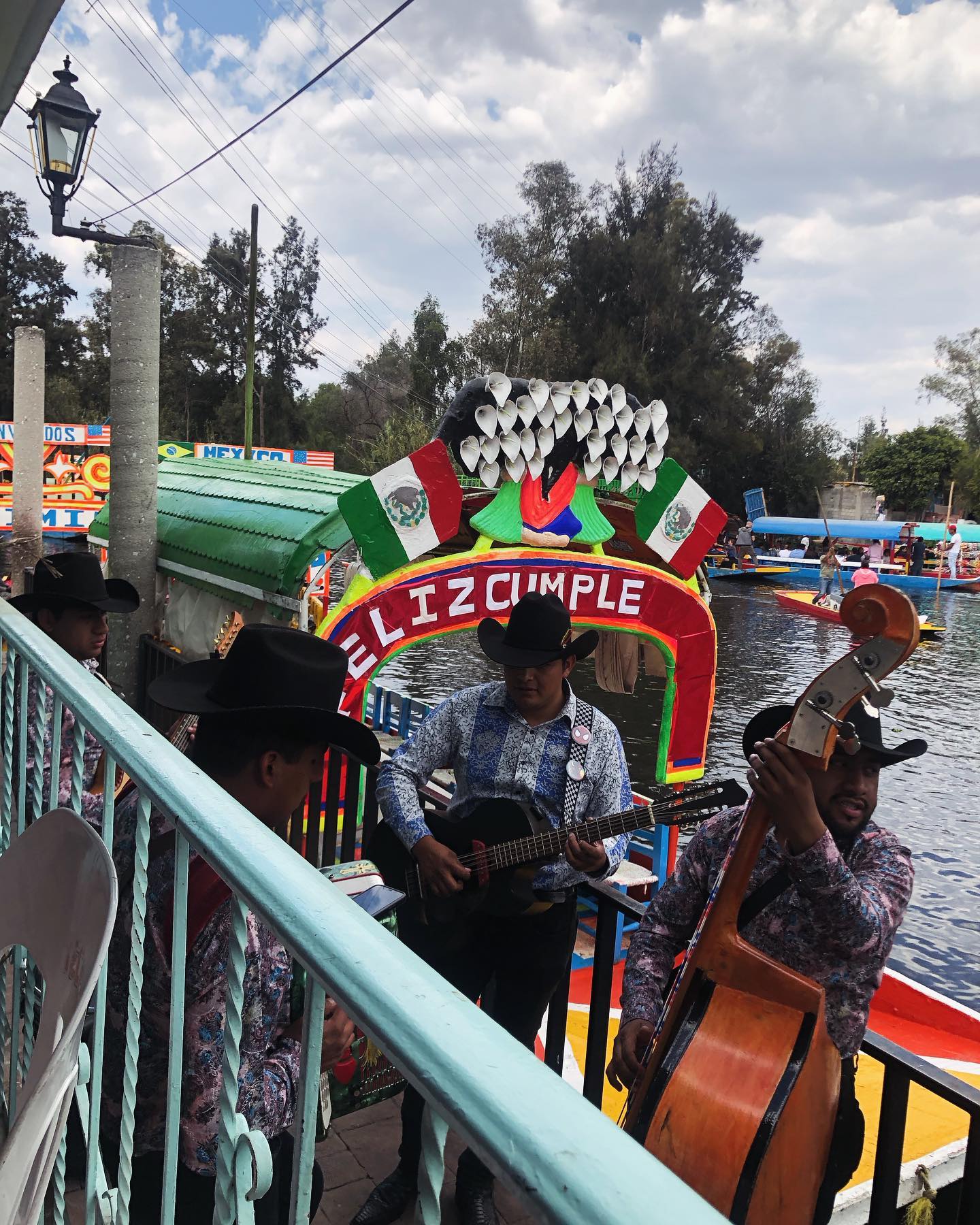 The canals of Xochimilco, living history with a musical soul. / Los canales de Xochimilco, historia viva y con alma musi