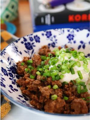 Don't let the simplicity fool you. This Mapo-style Udon Noodle Bowl is fast, flavor-packed and insaaanely slurpable. 🍜 F