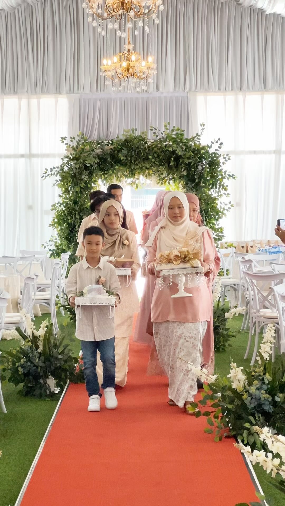 RESEPSI 
ISKANDAR ❤️ IZZA
.
📍Crystal Colour Avenue 
🎤 Syikin
📸 @azeemalhafiz_photography 
🎂 @kotakmanis__ 
📹 @fz.filem 

