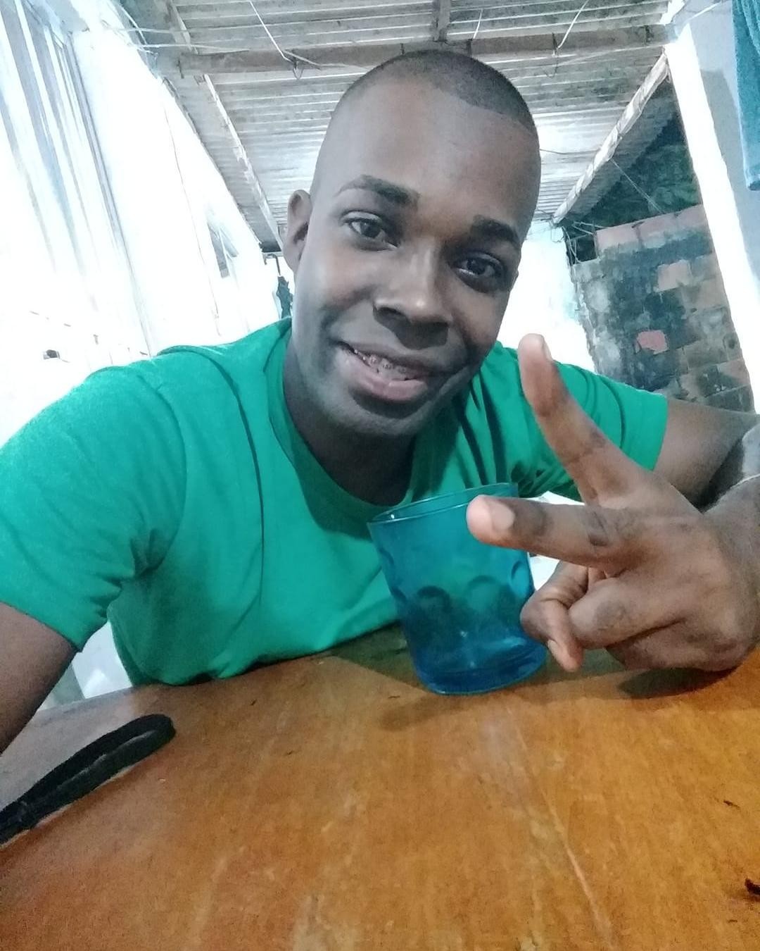 Levo a vida no sorriso, mas "to" ligado na maldade de cada um 👊🏾