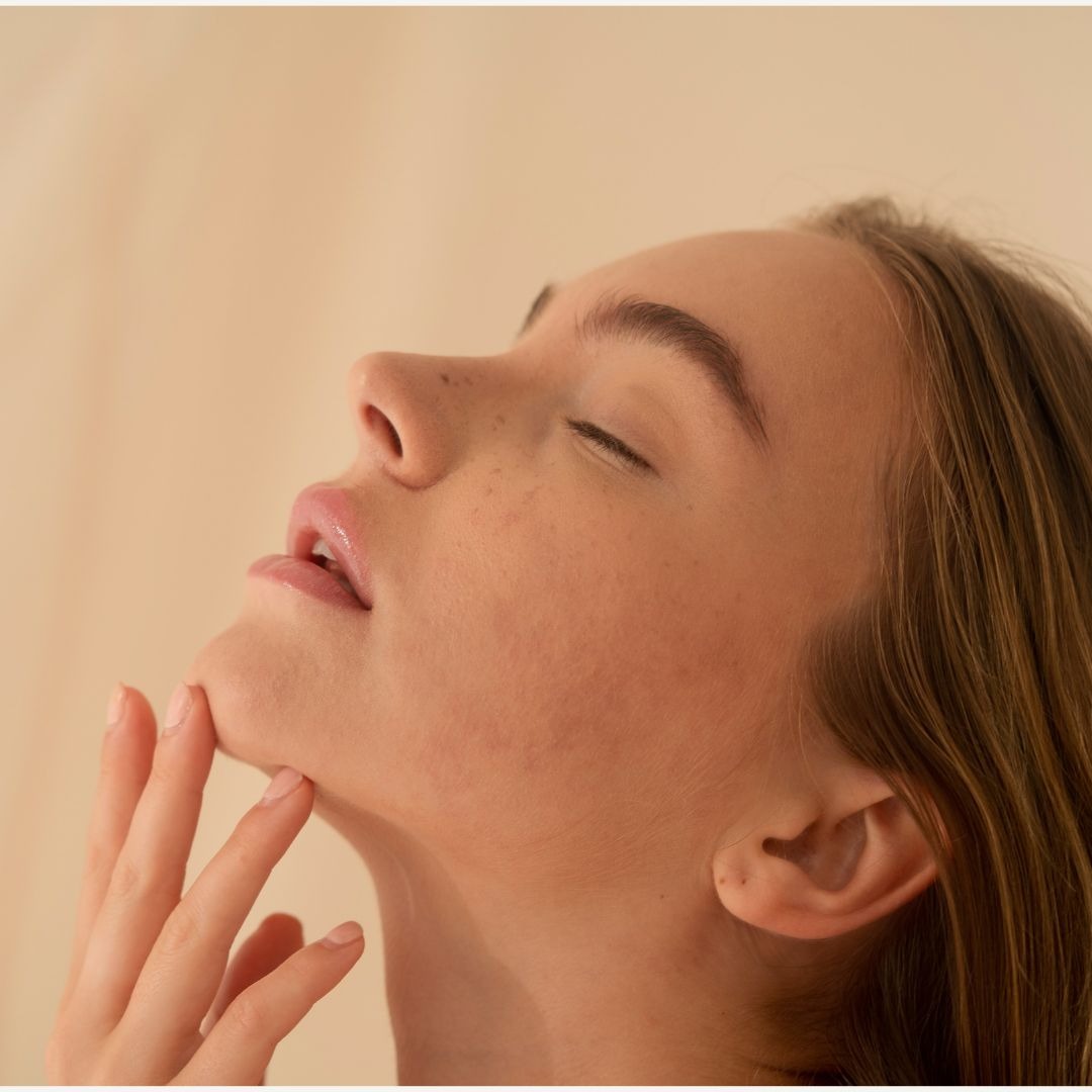 2 Massage drainant sans outil : l'Ovale du visage thumbnail