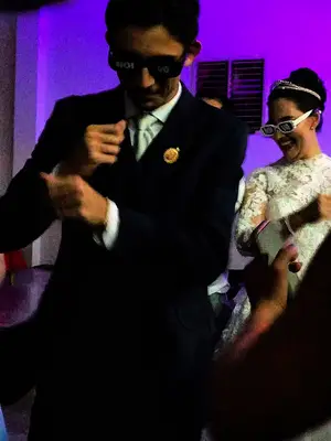 Algumas noites não passam. Elas ficam. O casamento da Geovana & do Lucas, foi construído em alegria, entrega e uma pista