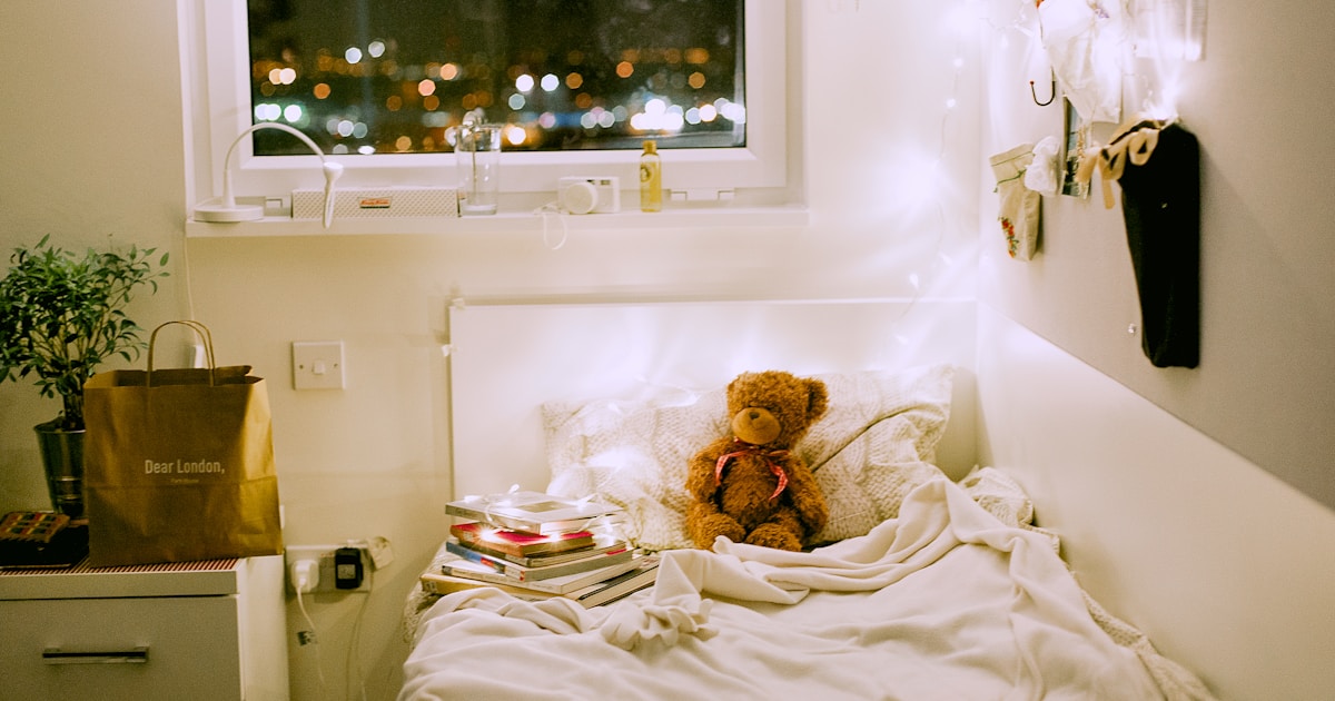 Must-Have Items to Stay Organized in a Dorm Room (and Make It Feel Like Home) | spacesavvysarah thumbnail