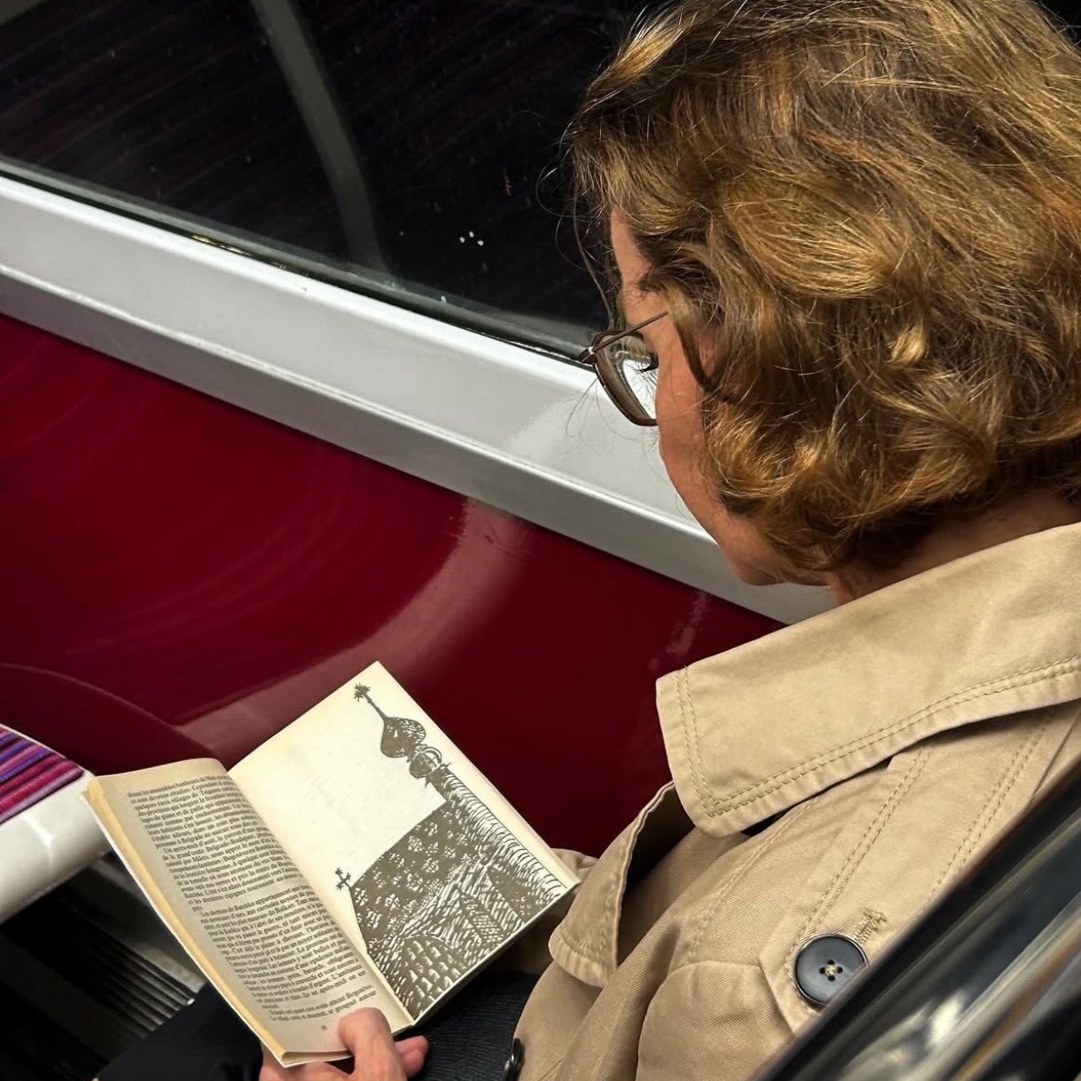 Reading moments of Paris thumbnail