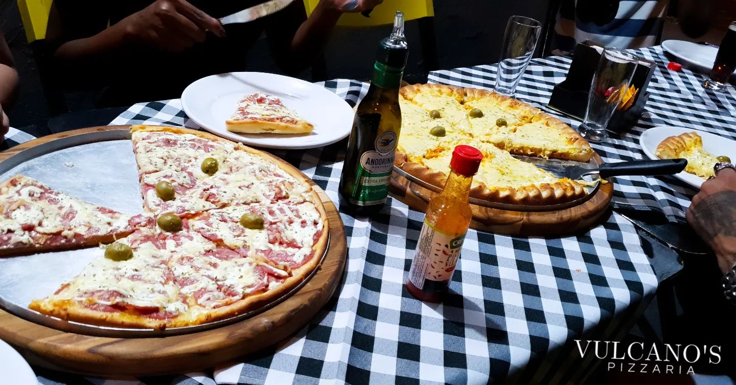Mesa Pronta e Muito Sabor! 🍕✨

Imagina chegar e encontrar essa mesa deliciosa te esperando! 

Que tal reunir os amigos e