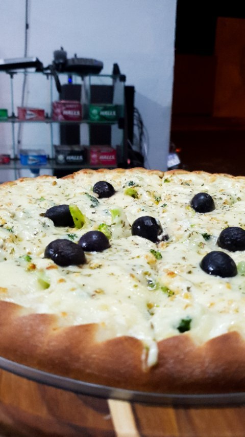 🥦🍕 Nossa pizza de Brócolis ao Molho Branco é a escolha perfeita para quem busca sabor, leveza e uma explosão de texturas