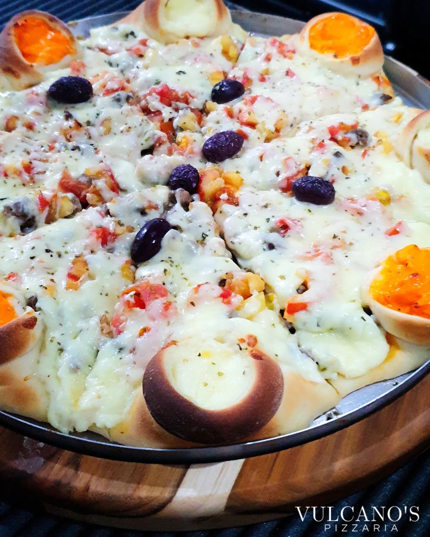 Conheça a Pizzaiolo: Nossa Exclusividade que vai além do comum!

 Borda vulcão de Catupiry e Cheddar envolvem um recheio