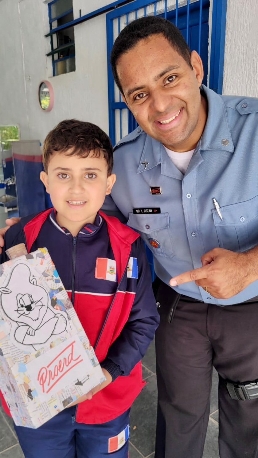 Olha que legal a Caixinha Proerd, feita pelo Bernardo e seus amigos, alunos do Instrutor Sd L. Cézar, na Escola Municipa