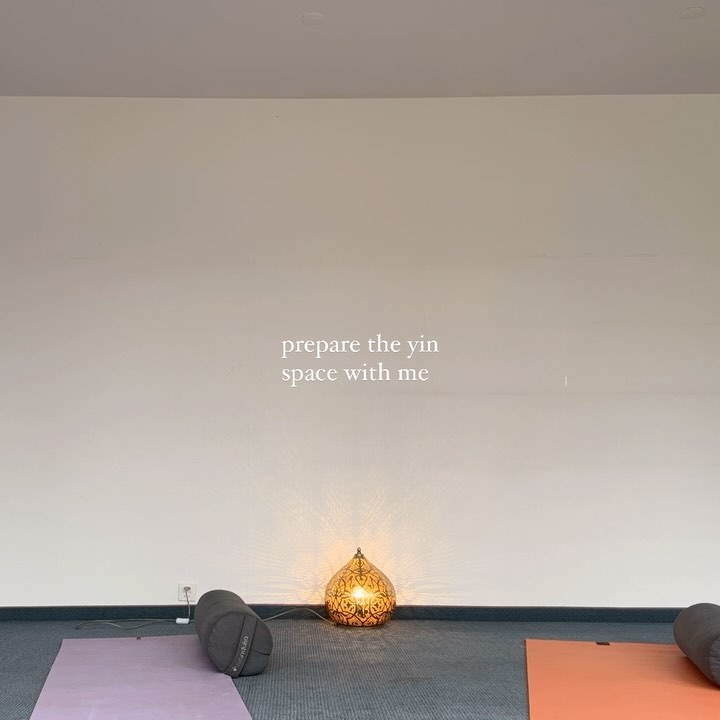 When preparing the room for a Yin yoga class, there are a few things I always make sure of:

🌙 Leave plenty of space bet