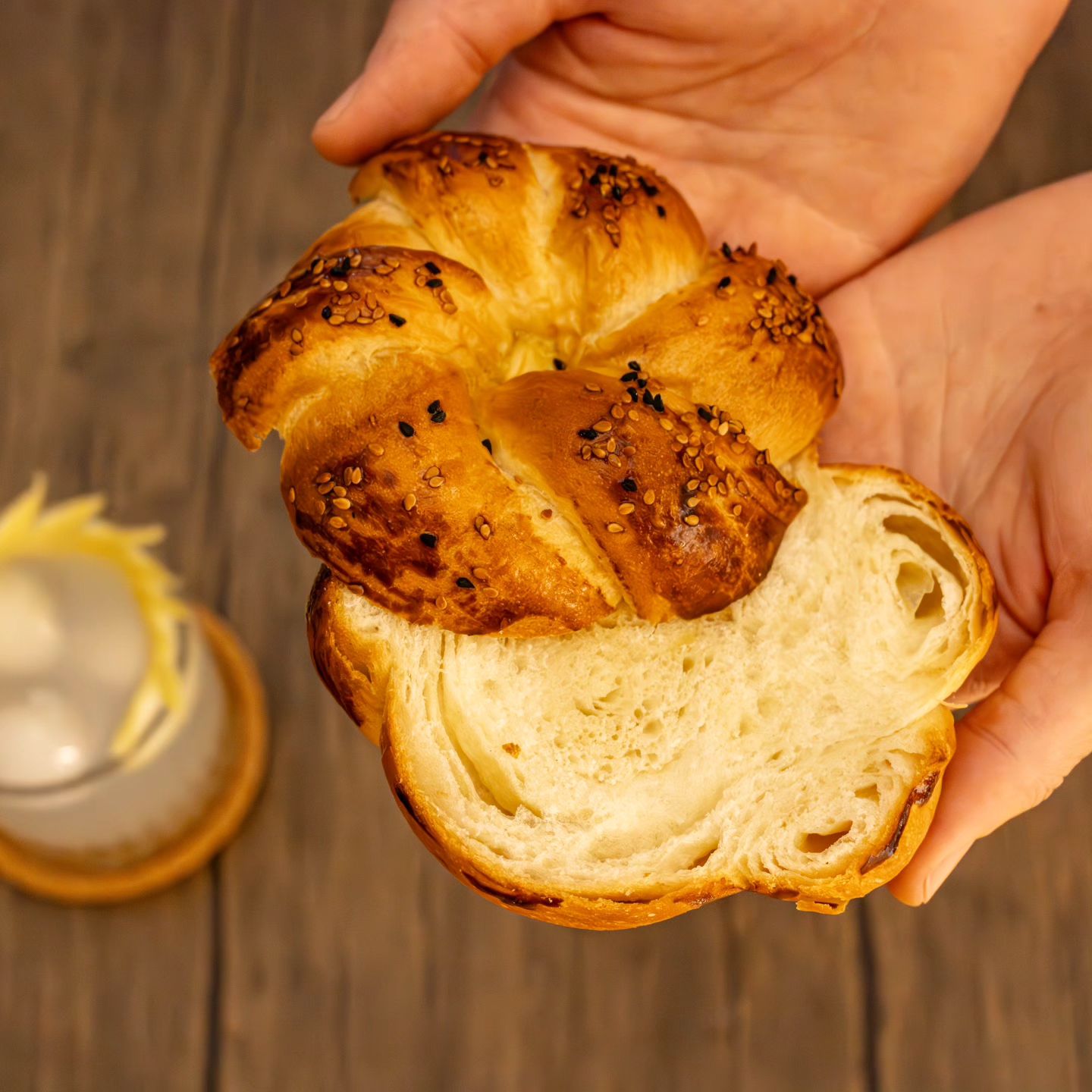 Turkish Bagel.
Austrians might have invented the Gipfeli Croissant after the Ottoman Turks 🥐, but the Turks 🇹🇷 have thei