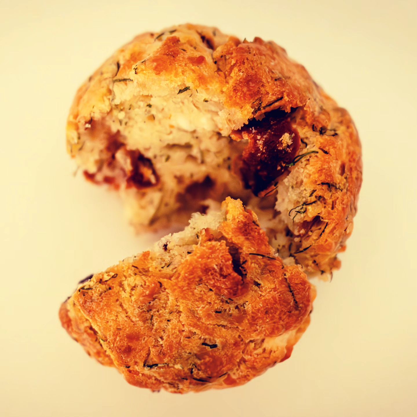 Salty Muffins with feta, parmesan, dried tomatoes, black olives and dill! 😍
All you need is a #turkishtea or a #filterco