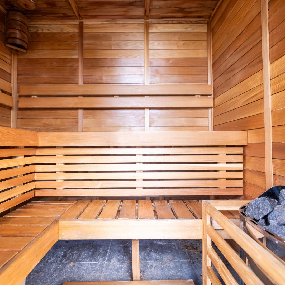 Discover the benefits of a Finnish Sauna:
detoxification
stress relief
improved circulation
glowing skin
muscle recovery
