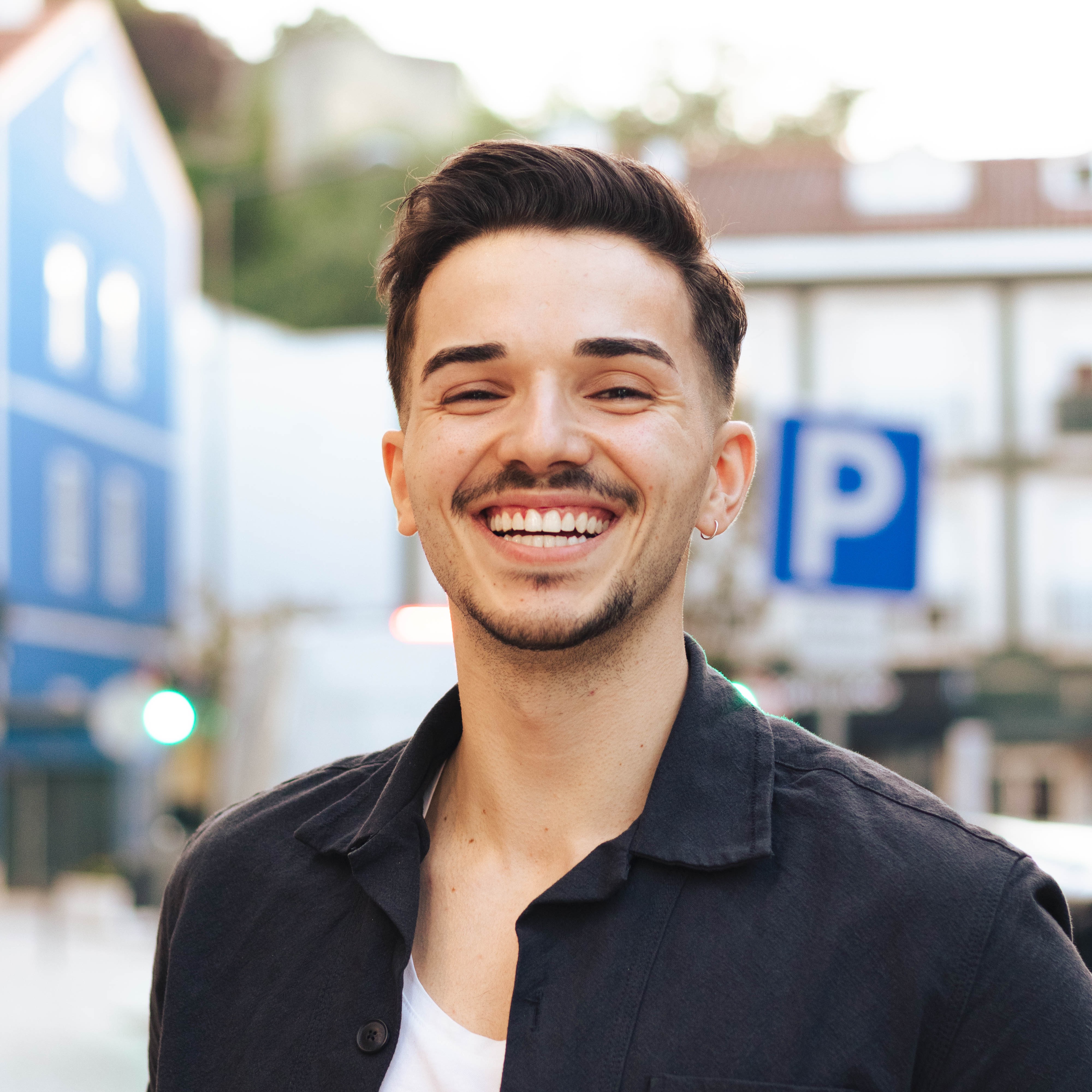 Fora de Tom - YouTube thumbnail