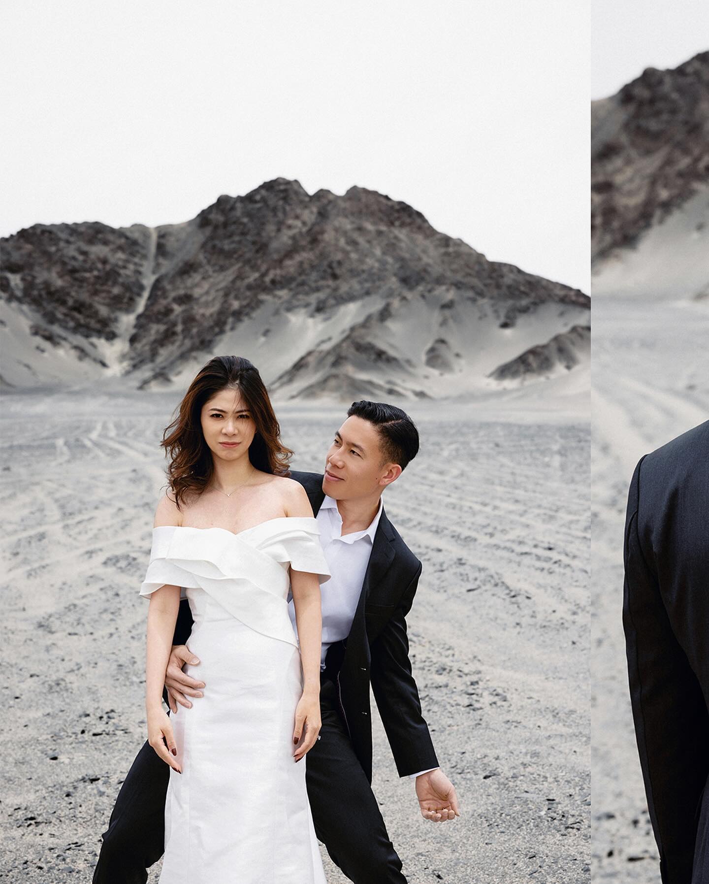 Captured love’s embrace amidst the surreal landscapes of 黑独山. 📸✨ Dressed in traditional Chinese attire, the couple radia