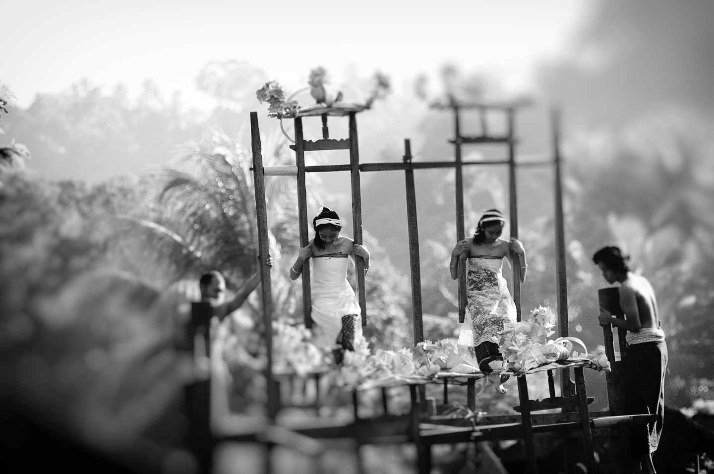 “Maknanya sederhana, ayunan ini kita ibaratkan sebagai bumi karena akan berputar terus kadang di atas kadang di bawah ja