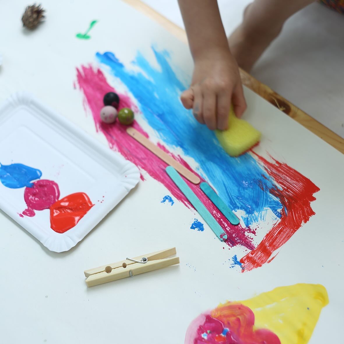 Our Paint Discovery session goes mixed media 🧽🍧💕

#WonderStudiosBerlin #BerlinKids #SummerWorkshops #CreativeKids #ArtFo