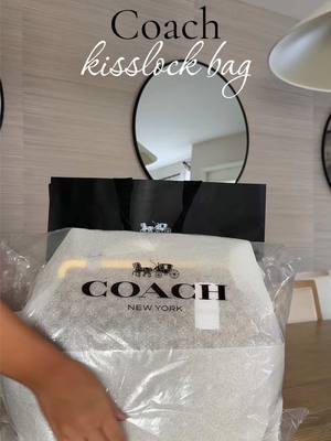 Not your grandmothers coin purse just in time for the holidays 😍 @Coach #kisslock #kisslockpurse 