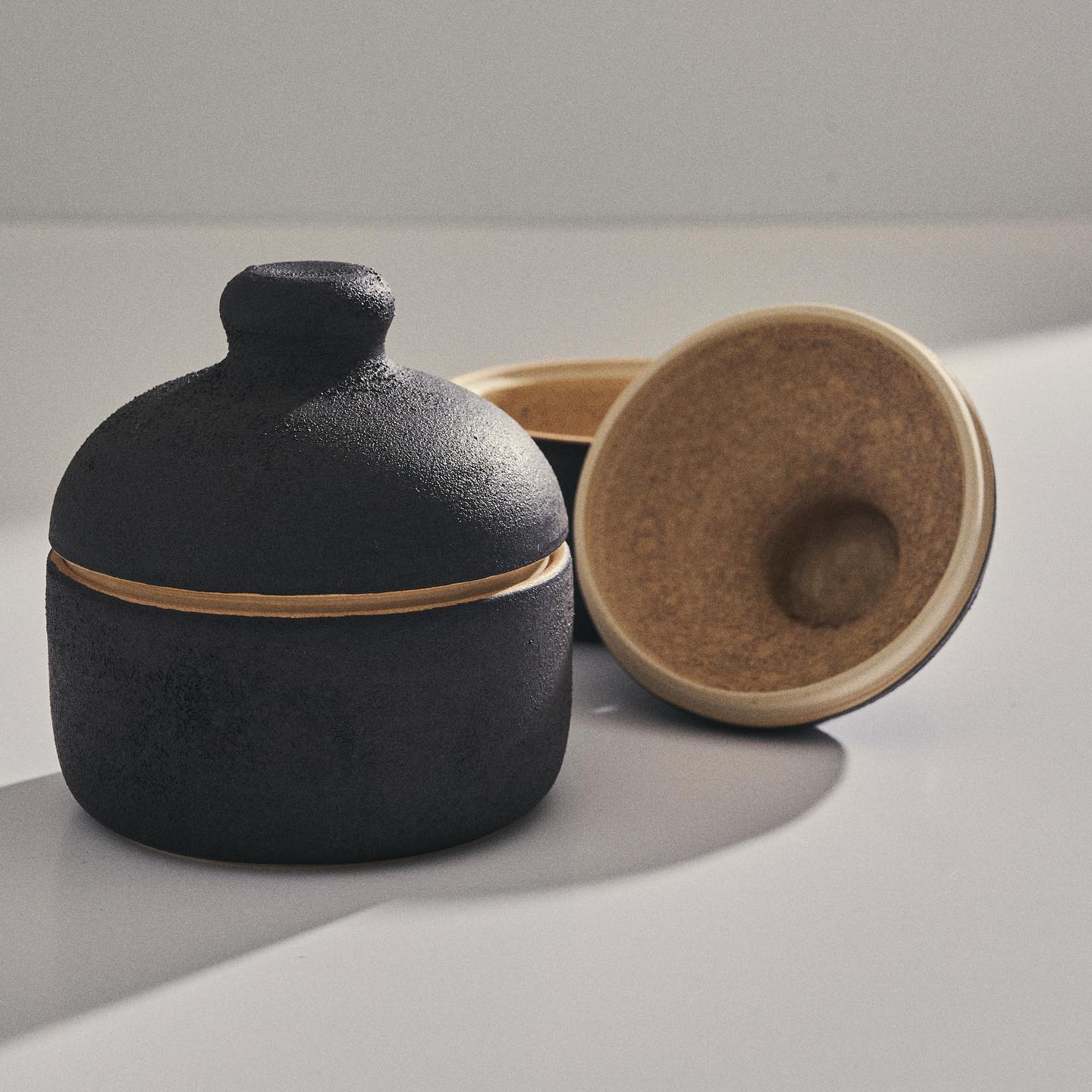 @maycocolors magma is on another level 🤩

light 🦷 on the inside, dark 🪨 on the outside

#ceramicbox #potterywheel #clay 