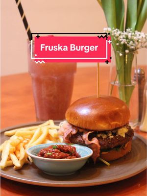 Hölgyek, urak, a főételek éke: Fruska Burger! 🍔 Ha Neked is összefolyt a nyál a szádban a videó hatására, ajánljuk az as