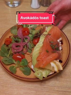 Ha brunch, akkor nem hiányozhat belőle az avokádó toast! 🥑 A füstölt lazacos opcióval sosem lőhetsz mellé. 😉 ___________