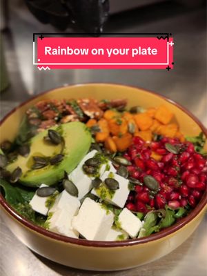 Egyik közkedvelt bowl-unk az édesburgonyás saláta fetasajttal, ami egy igazi vitaminbomba! 🥗 Látogass el hozzánk, és élv