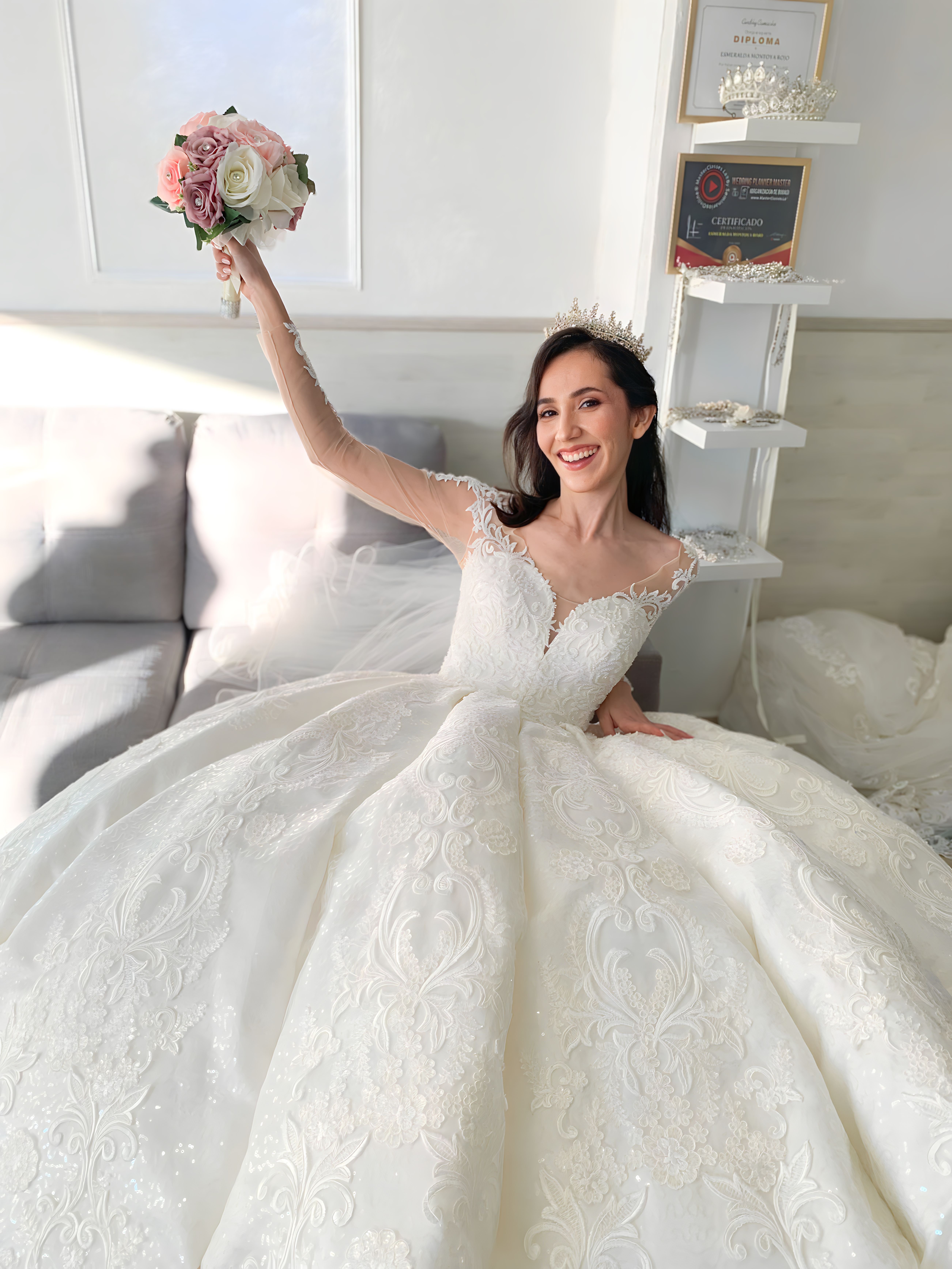 Nuestra tienda de vestidos de novias thumbnail