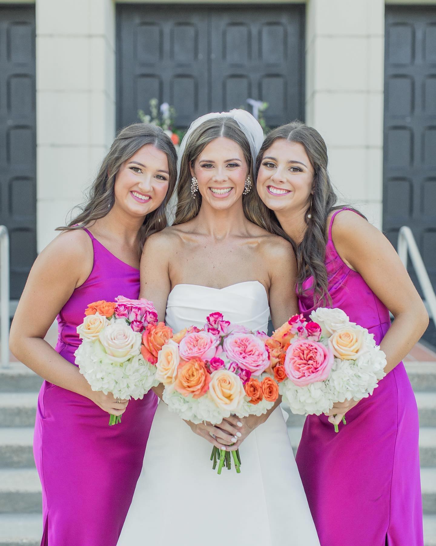 Don’t be scared of a POP of color! 💖 This bride and her bride tribe look stunning and unforgettable! Livvie, your specia