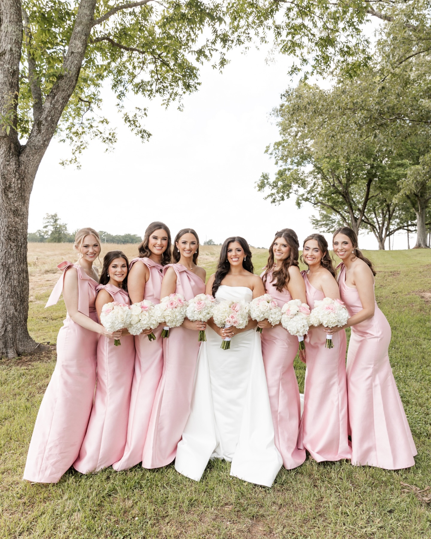 This bridal party looked so pretty in the perfect shade of pink! 🎀 They just radiate elegance, friendship, and love! An 