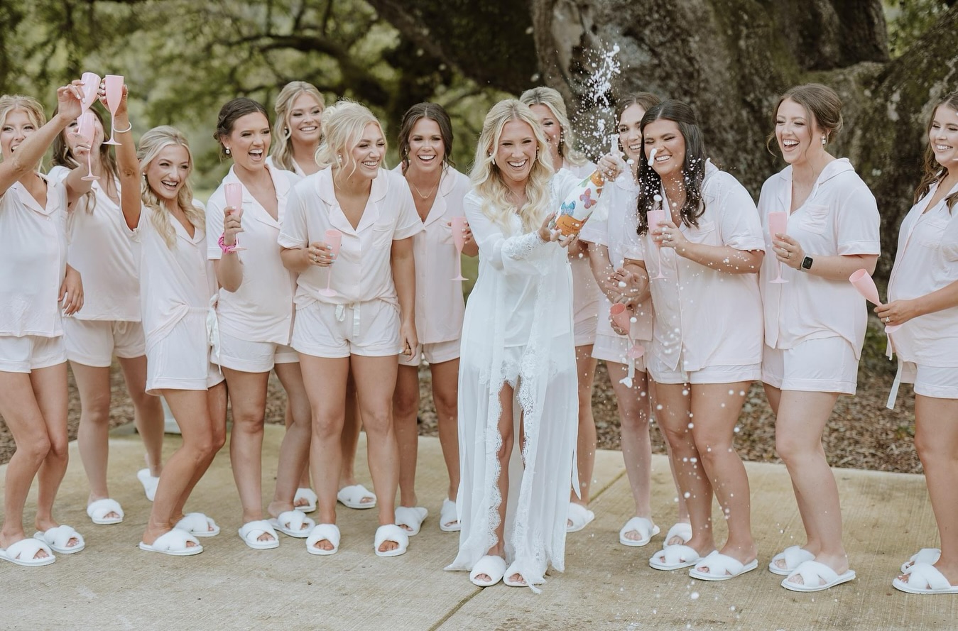 A beautiful bride with her beautiful Bridesmaids! 🥹 I love seeing all these moments with the Bride feeling so loved and 