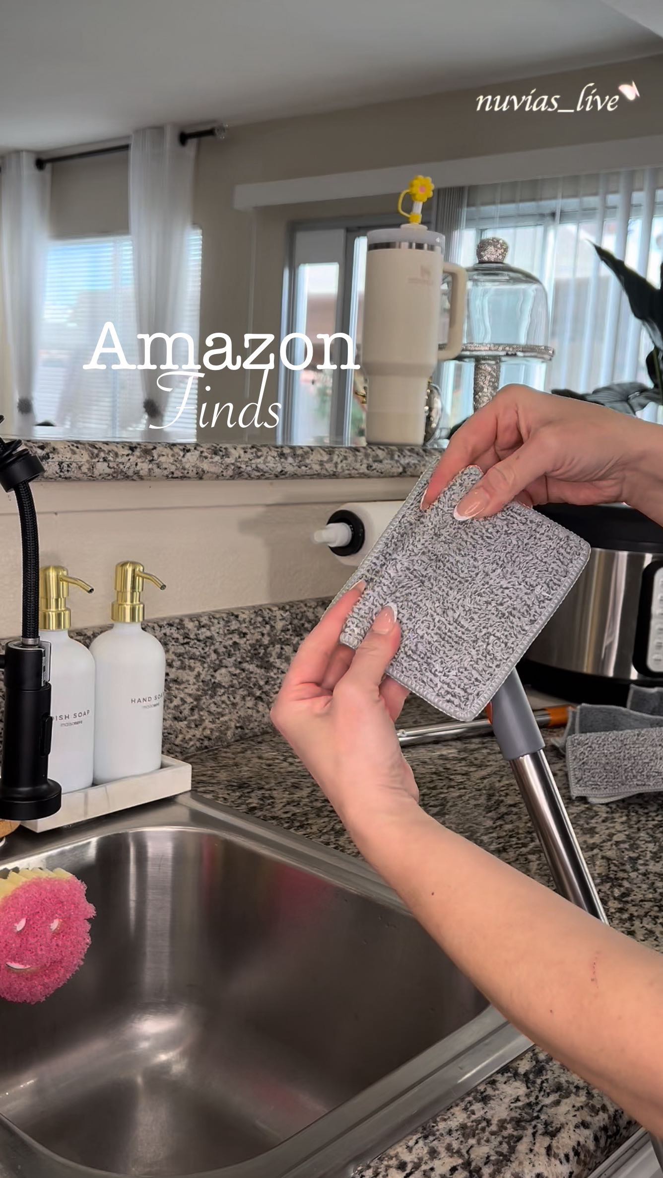 Amazon finds🤍link in bio‼️ mopa de limpieza con mango ajustable, ideal para zócalos, Marcos y más. Trae 6 almohadillas r