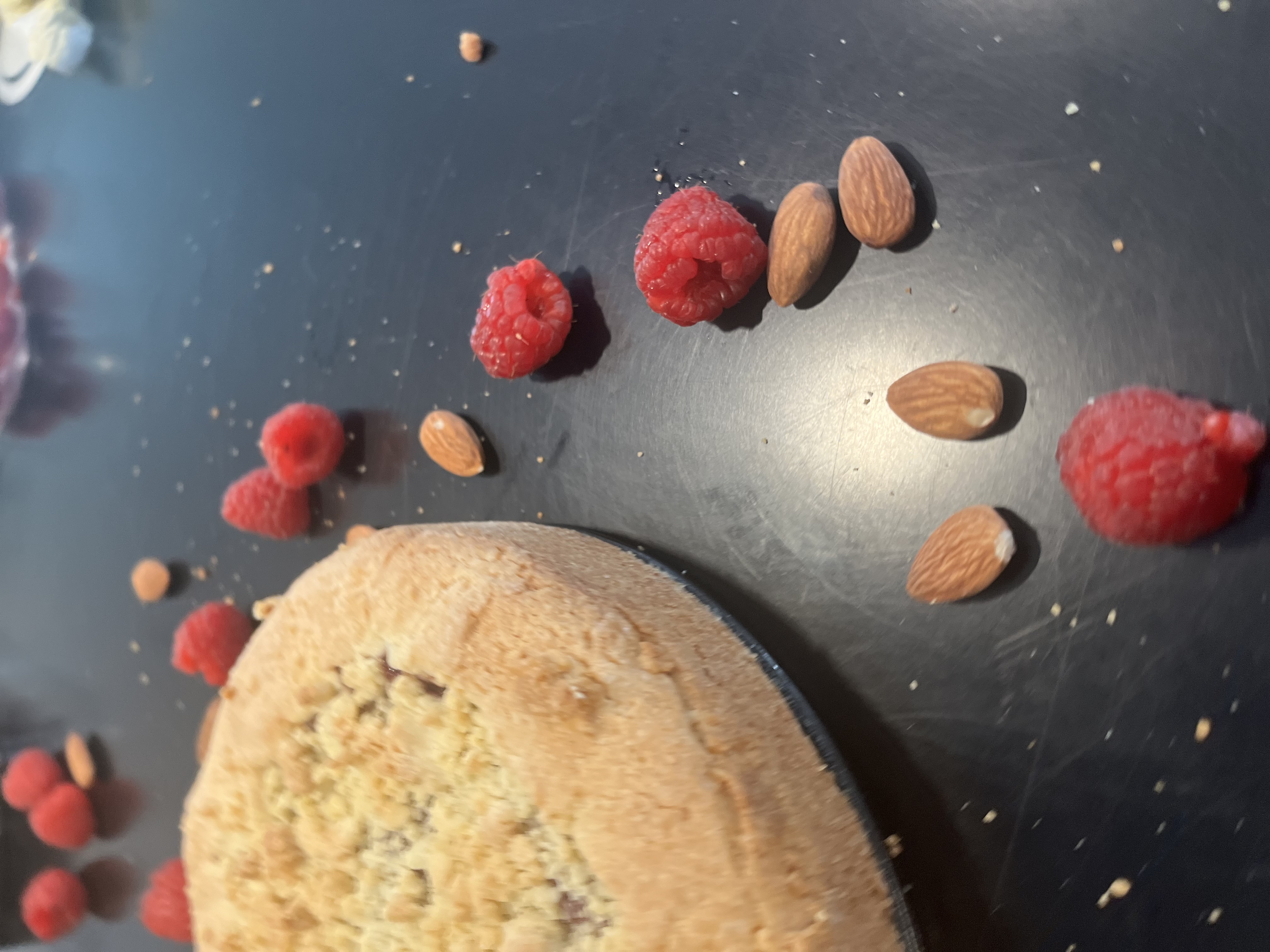 Crostata alle mandorle con ricotta e lamponi thumbnail