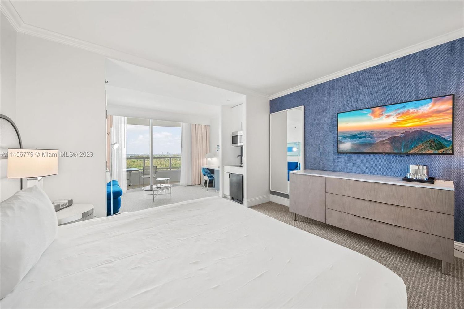 Fontainebleau Junior Suite thumbnail